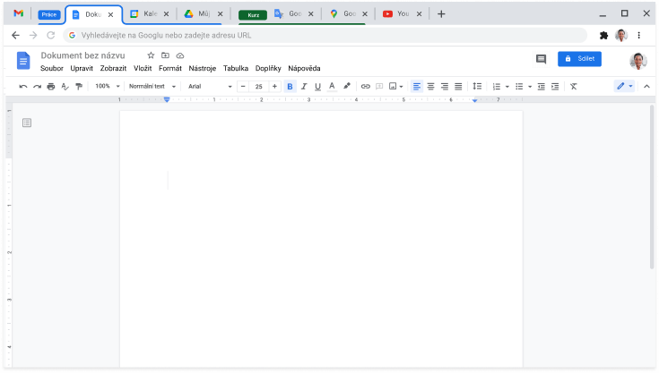Okno prohlížeče Chrome s různými kartami seskupenými do skupiny karet.