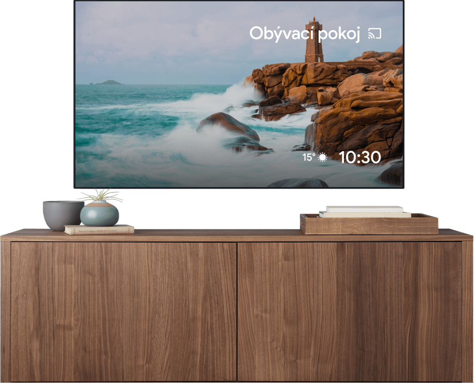 Obrazovka televize s videem. Video ukazuje osobu, která válí těsto, a je poznat, že video se přenáší z notebooku.