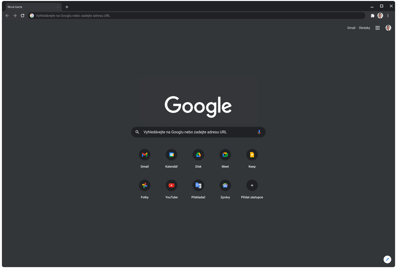 Okno prohlížeče Chrome v tmavém režimu s webem Google.com.