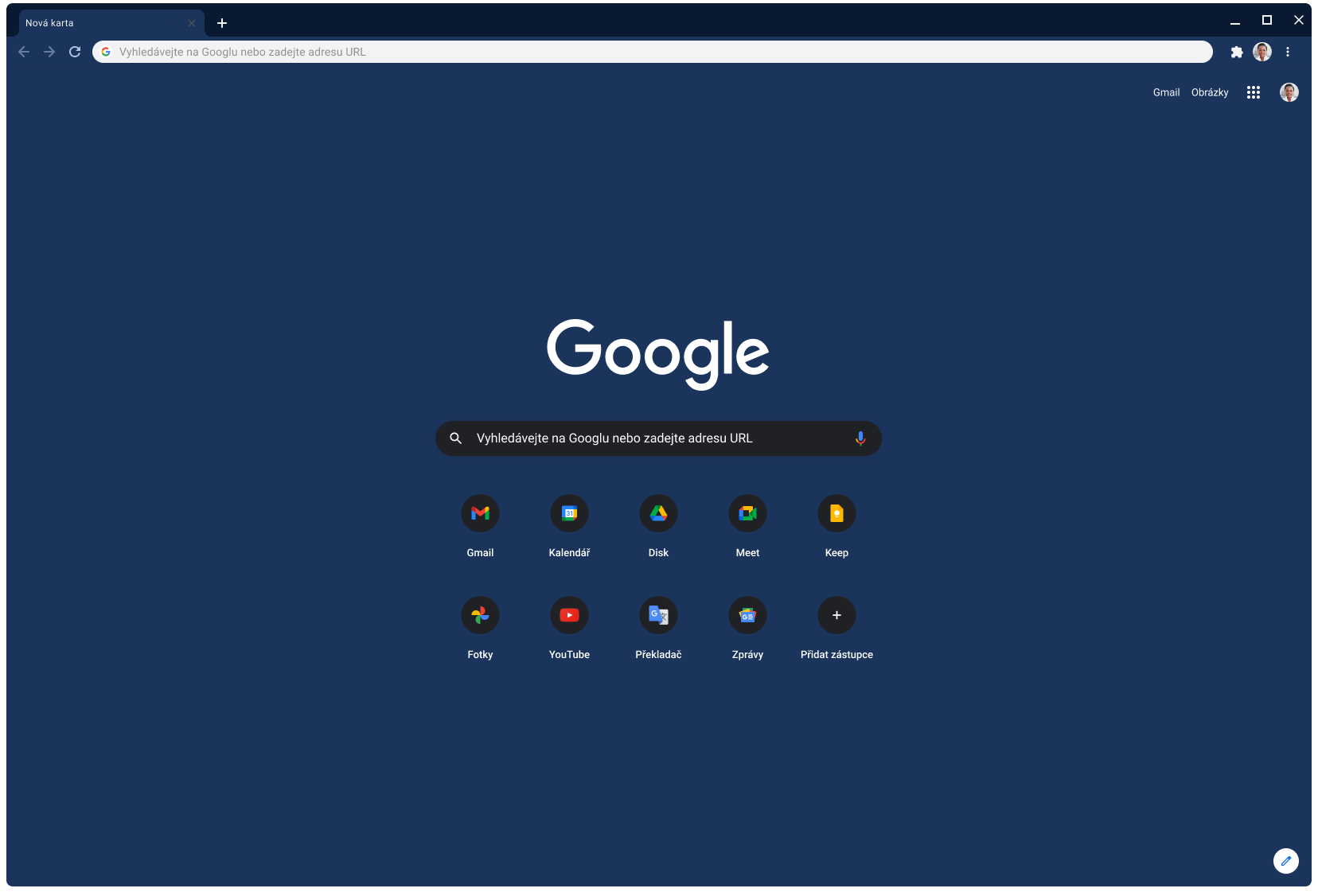 Okno prohlížeče Chrome s webem Google.com v břidlicovém motivu.