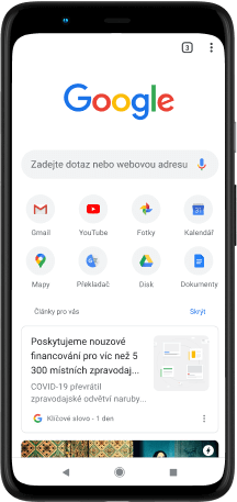 Telefon Pixel 4 XL. Na displeji jsou vyhledávací pole Google.com, oblíbené aplikace a doporučené články.